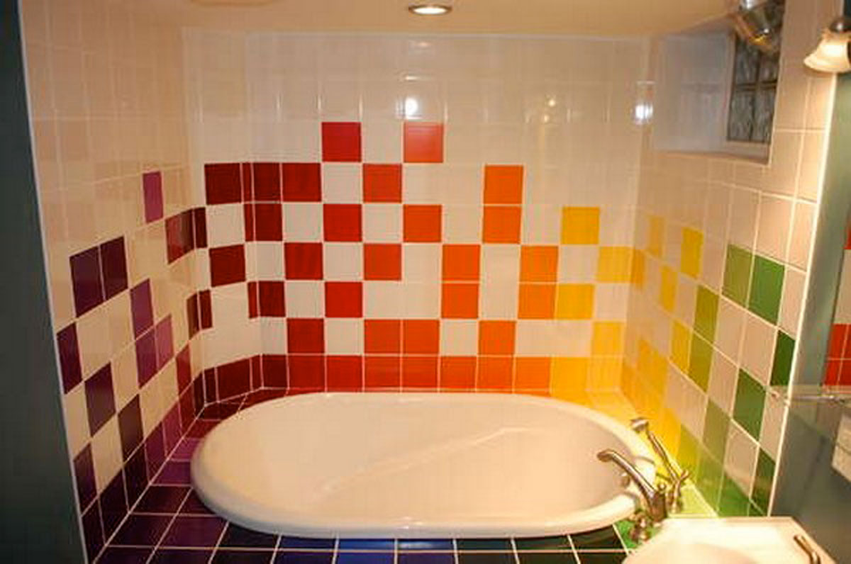 Покрасить плитку в ванной. Плитка для ванной комнаты. Кафель для ванной разноцветный. Выкладывание плитки в ванную комнату. Яркая плитка для ванной.